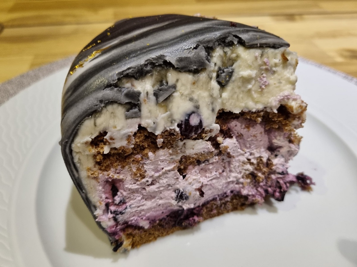 Blueberry Cake With White Chocolate Cream Cheese Frosting