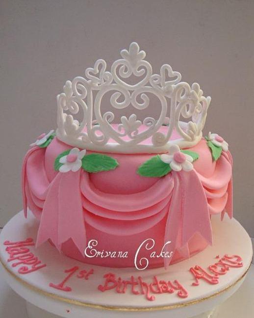 crown shaped birthday cakes