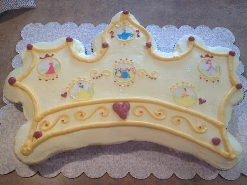 crown shaped birthday cakes