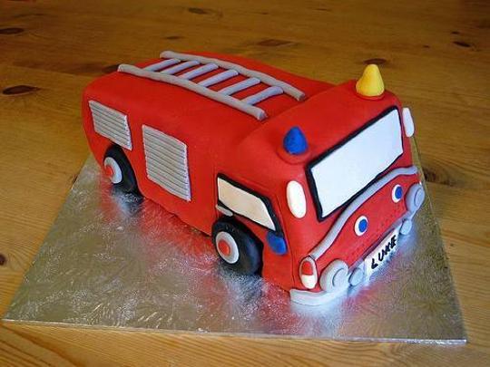 Engine birthday cake - TheSmartCookieCook