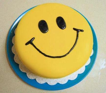 happy face birthday cake