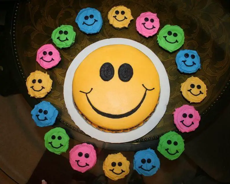 happy face birthday cake