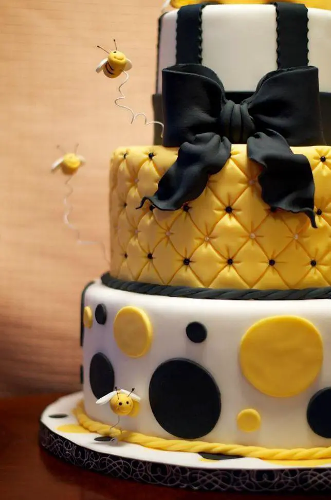 Honey bee birthday cake - TheSmartCookieCook