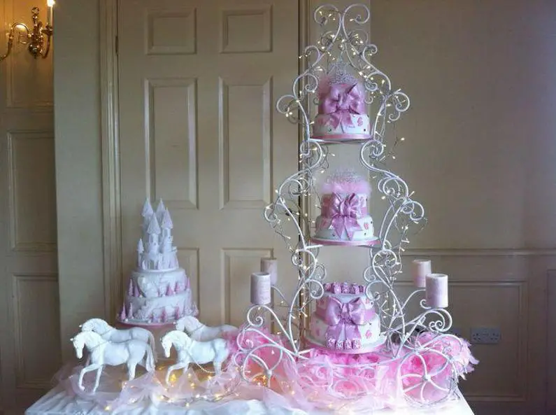 horse and carriage birthday cake