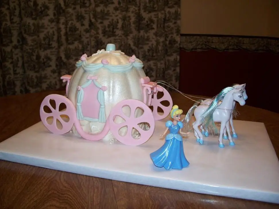 horse and carriage birthday cake