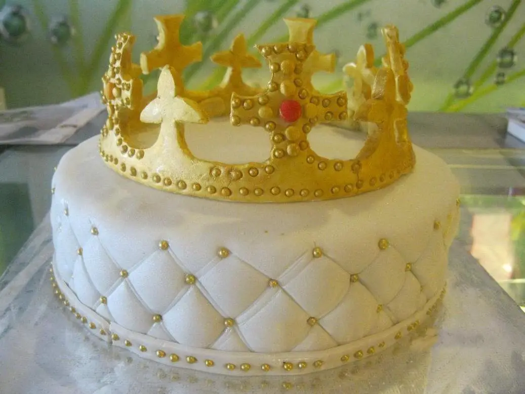 king crown birthday cakes