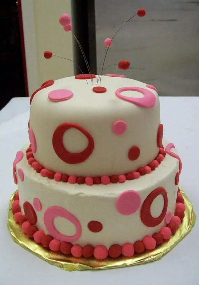 pink and red birthday cakes