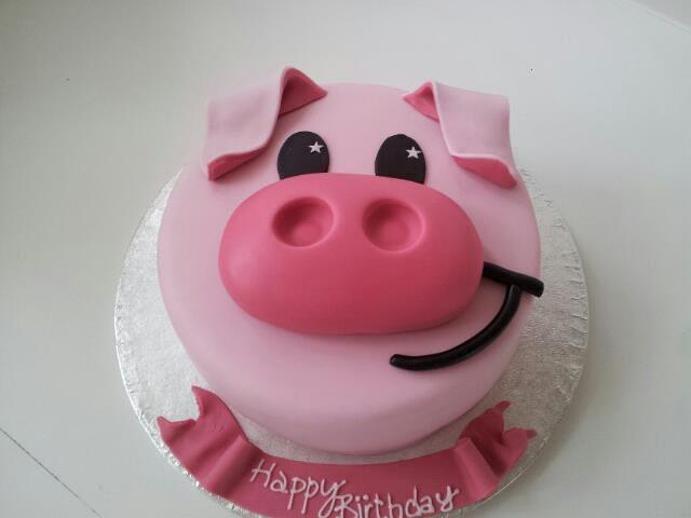pink pig birthday cake