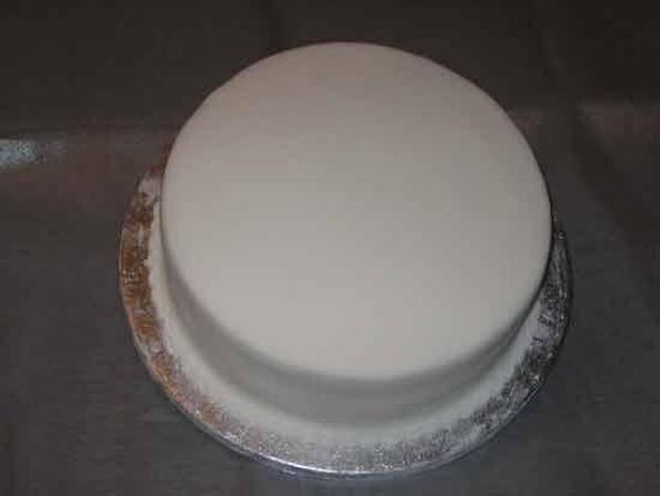 plain round birthday cake