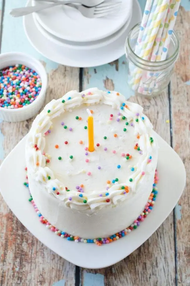 plain round birthday cake