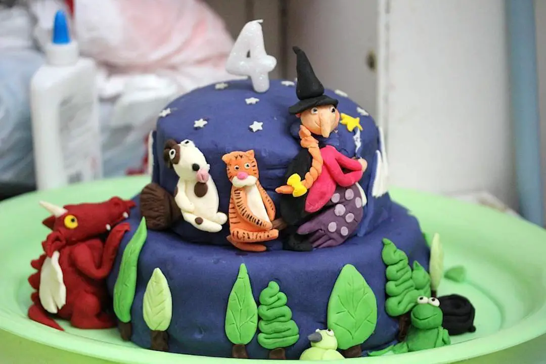 room on the broom birthday cake
