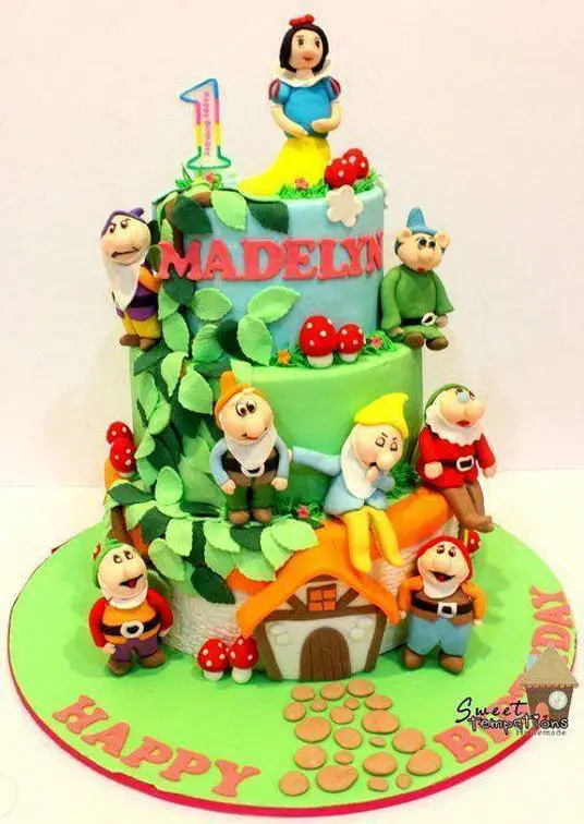 snow white and the seven dwarfs birthday cake