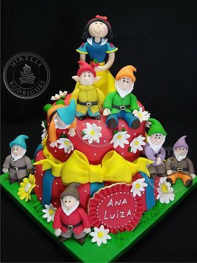 snow white themed birthday cakes
